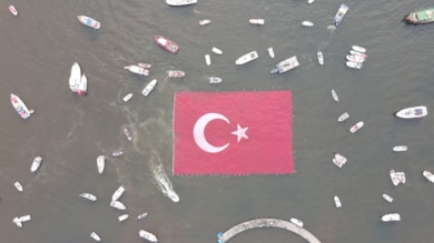 Denizde 1923 metrekarelik Türk bayrağı açıldı