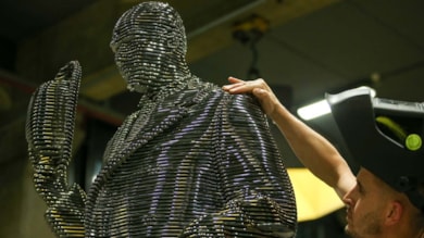 Atatürk'ün TBMM'nin açılışındaki selamlama fotoğrafı çelik heykelle ölümsüzleştirildi