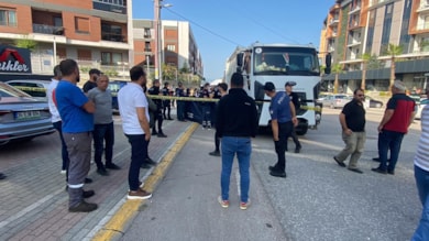 Yoldan geçerken çöp kamyonunun altında kalan yaya öldü