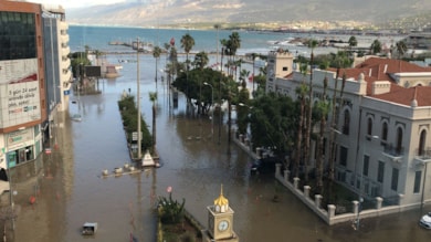 İskenderun'da cadde ve sokaklar su altında kaldı