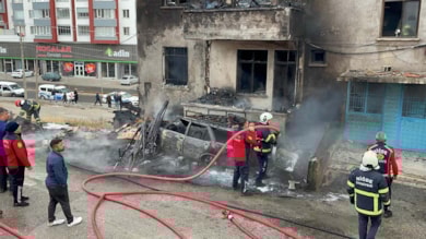 Çöpte çıkan yangının sıçradığı iki daire ile otomobil kullanılamaz hale geldi