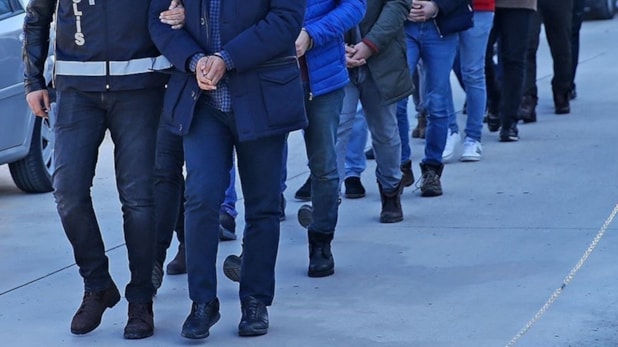 İzmir'de FETÖ operasyonunda 30 şüpheli yakalandı