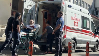 Otomobilinde eşinin gözü önünde karnından bıçaklandı