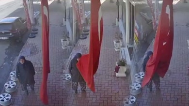 Bastonla yürüyen kadının bayrağı öpmesi kameraya böyle yansıdı