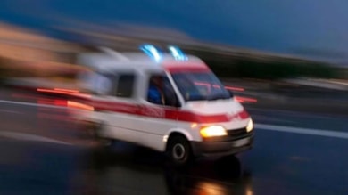 Merdiven boşluğuna düşen öğretmen can verdi