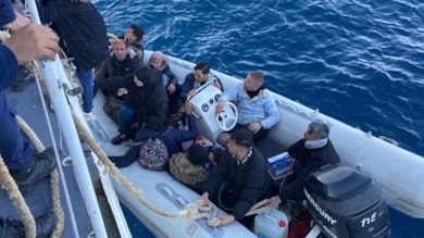 İzmir açıklarında 92 düzensiz göçmen yakalandı