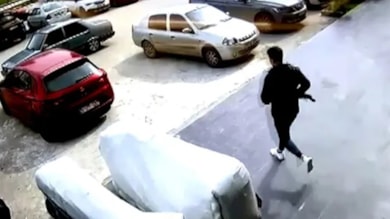 Eski eşini tüfekle vurdu