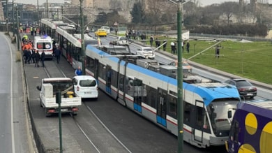 Raylardan geçerken tramvay çarptı