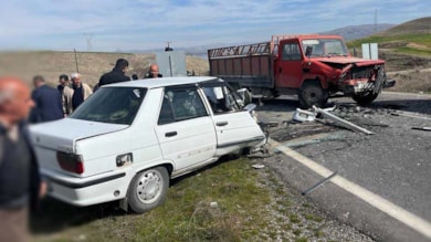 Kamyonetle çarpışan otomobilin sürücüsü öldü