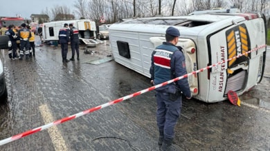 İşçi servisleri çarpıştı: Ölü ve çok sayıda yaralı var