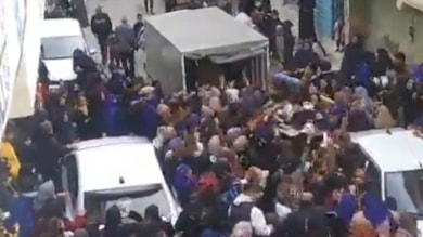 Tişört dağıtımı izdihama dönüştü