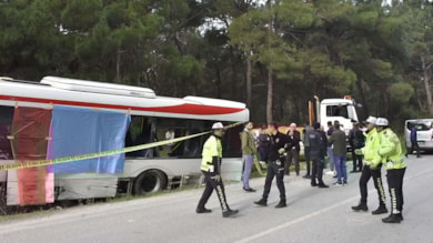 İzmir'de belediye otobüsüne TIR çarptı! Ölü ve yaralılar var