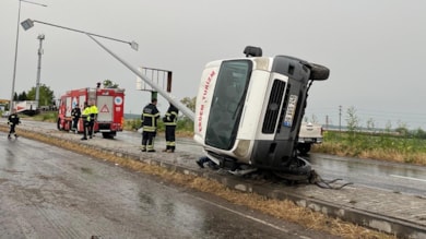 Lastiği patlayan işçi servisi direğe çarptı: Çok sayıda yaralı var