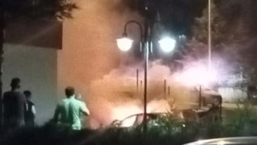 Park halindeki otomobilde patlama: İki araç küle döndü
