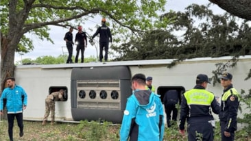 Yolcu otobüsü devrildi: 11 kişi yaralandı