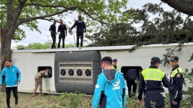 Yolcu otobüsü devrildi: 11 kişi yaralandı