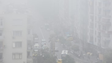 Antalya'da sis ve toz birleşti, göz gözü görmedi