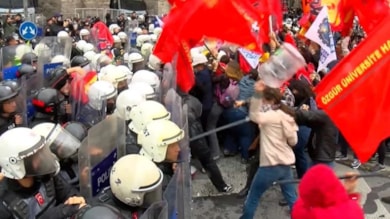 Eylemciler polise damacana ile vurdu