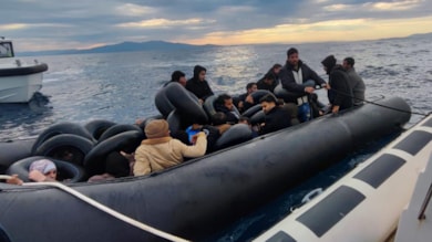 İzmir açıklarında 160 düzensiz göçmen yakalandı