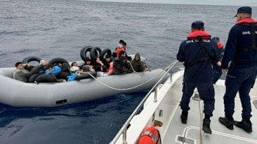 İzmir'de lastik botlardaki 55 kaçak göçmen kurtarıldı