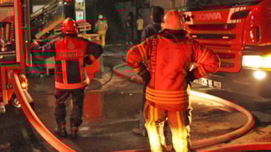 Annesi ve oğlu evdeyken benzin dökerek evini yaktı