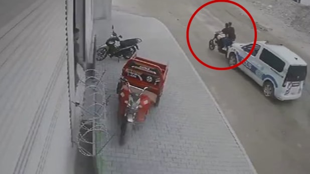 Polis, şüphelileri bindikleri motosiklete çarparak yakaladı