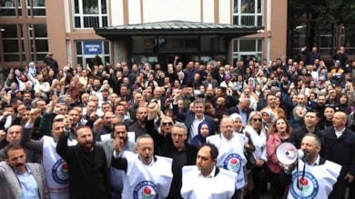 Öğretmenlerden valilik önünde protesto