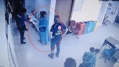 Elazığ'da hasta yakını, ilaç yazmayan doktoru darbetti