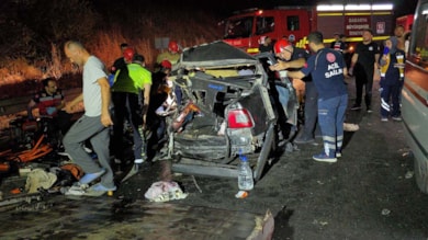 Emniyet şeridinde duran otomobile başka araç çarptı: 1'i ağır 5 yaralı