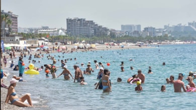 45 derece sıcaklık uyarısı yapılan Antalya'da sahiller doldu