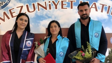 Anne ve ikizleri üniversiteden aynı gün mezun oldu