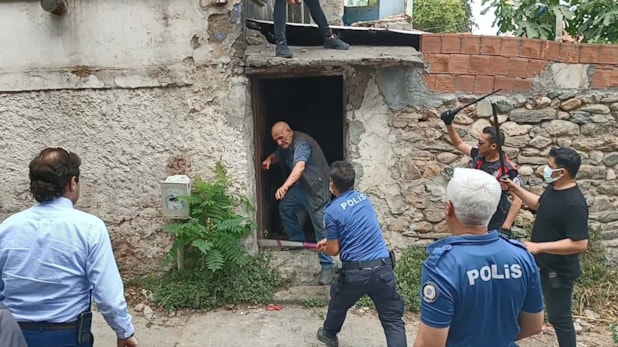 Çöp evini temizlemeye gelenlere direndi: Polisi bıçakladı