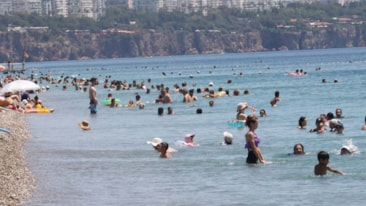 Sıcaklık 41 dereceyi buldu: Konyaaltı Sahili doldu