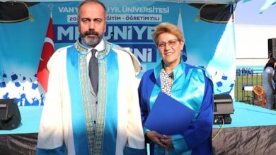 Üç çocuk, iki torun sahibi kadın üniversiteyi birincilikle bitirdi