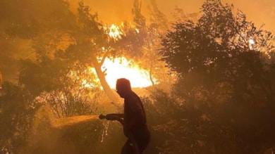 İzmir'deki yangınlar devam ediyor: 440 konutluk site boşaltıldı