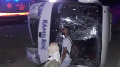 Yolcu otobüsü virajda devrildi: Çok sayıda yaralı var