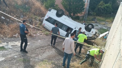 Fındık işçilerini taşıyan minibüs devrildi! Çok sayıda yaralı var