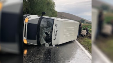Afyonkarahisar'da minibüs devrildi! Yaralılar var