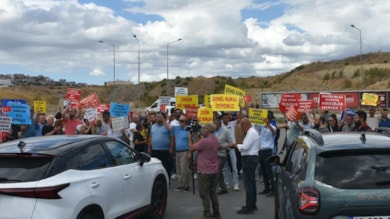 Kentsel dönüşüm mağdurları, yolu trafiğe kapattı