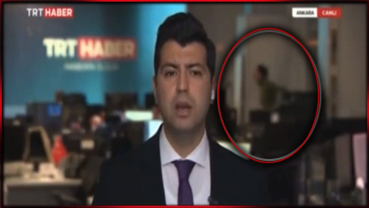 TRT stüdyosunda canlı yayında sinir krizi geçirdi: 'Yeter' diyerek ceketini fırlattı