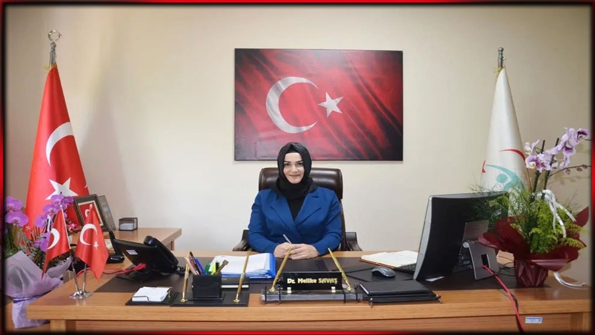 Koltuğa oturunca ilk işi Atatürk portresini indirmek oldu