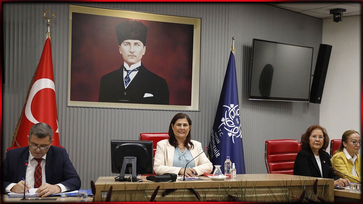 Özlem Çerçioğlu ve 3 ilçe belediye başkanı AKP'ye geçiyor: WhatsApp konuşmaları sızdı