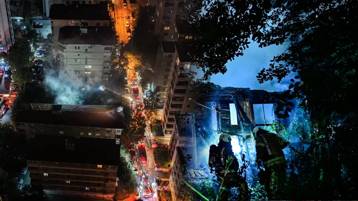 Kadıköy'de 3 katlı ahşap köşk yangını