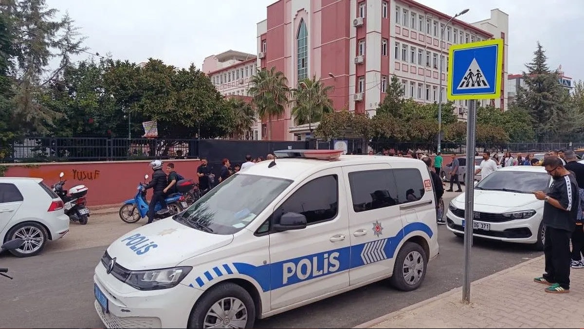 “Dedikodumu yaptın” dedi, teneffüste arkadaşını bıçakladı!