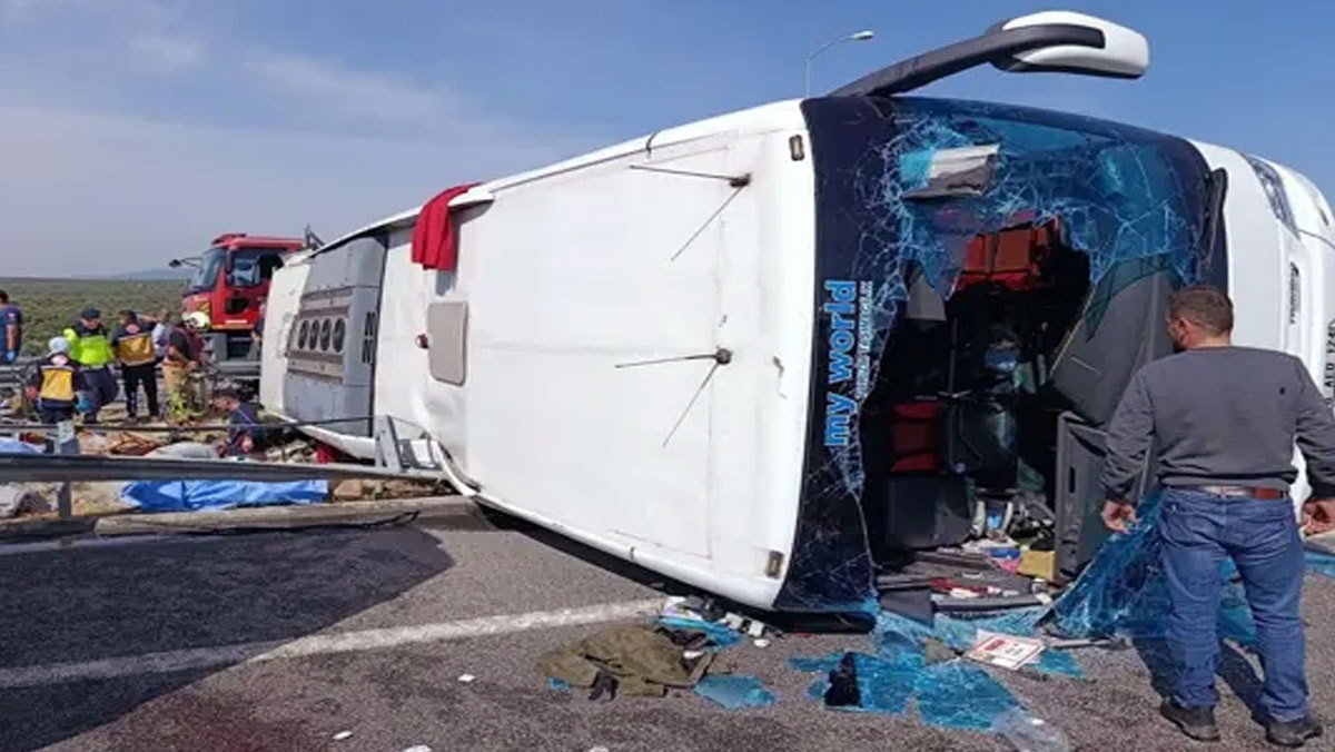 Manisa'da tır ve yolcu otobüsü çarpıştı: Çok fazla ölü ve yaralı var