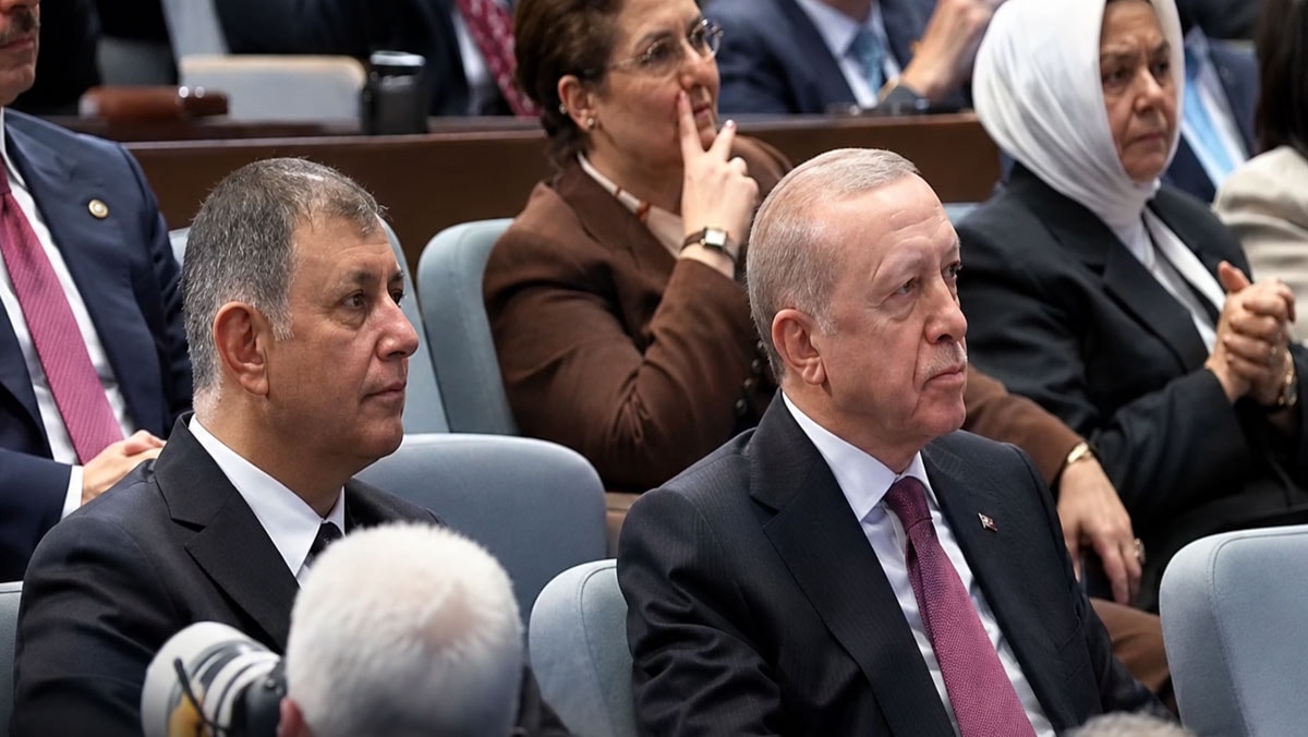 Cemil Tugay AK Parti'ye katıldı, rozetini Erdoğan taktı