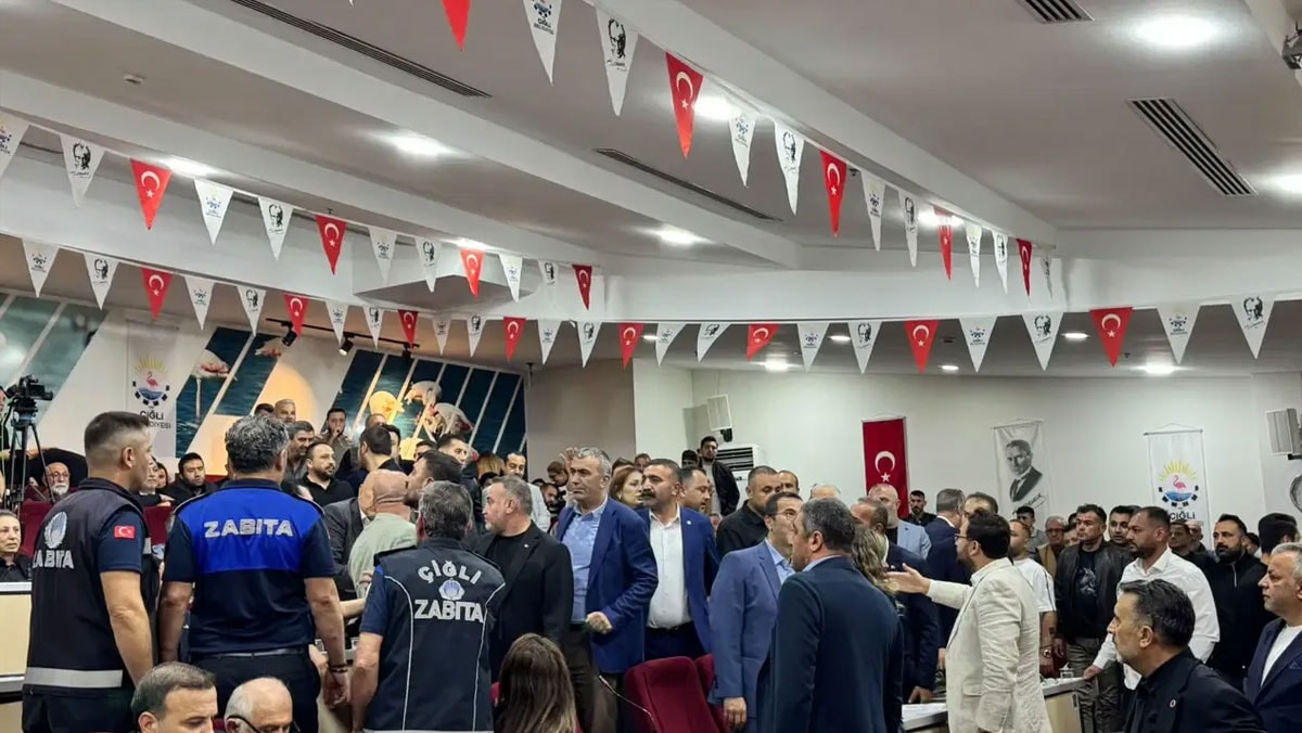 AKP’ye geçen Çiğli Belediyesi’nin ilk toplantısında kavga çıktı: Bakana su şişesi fırlattı