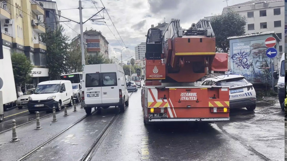 Güngören'de tramvay ve ticari minibüs çarpıştı; yaralılar var