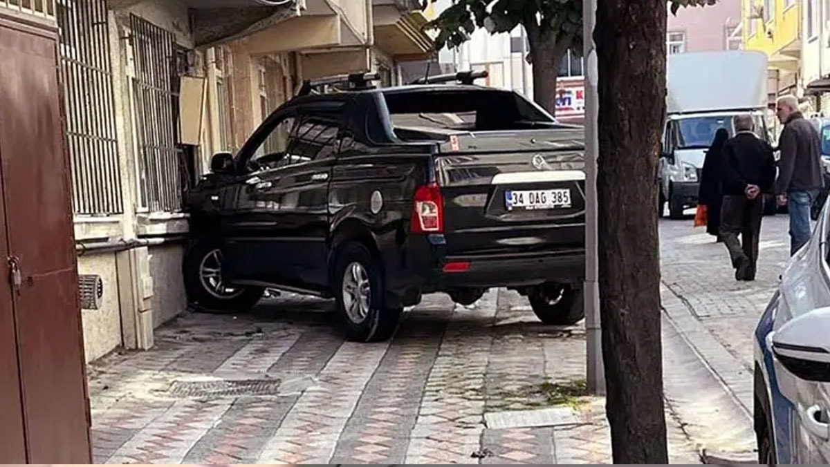 Otomobilini park ederken kendisine yön tarif eden eşini öldürdü
