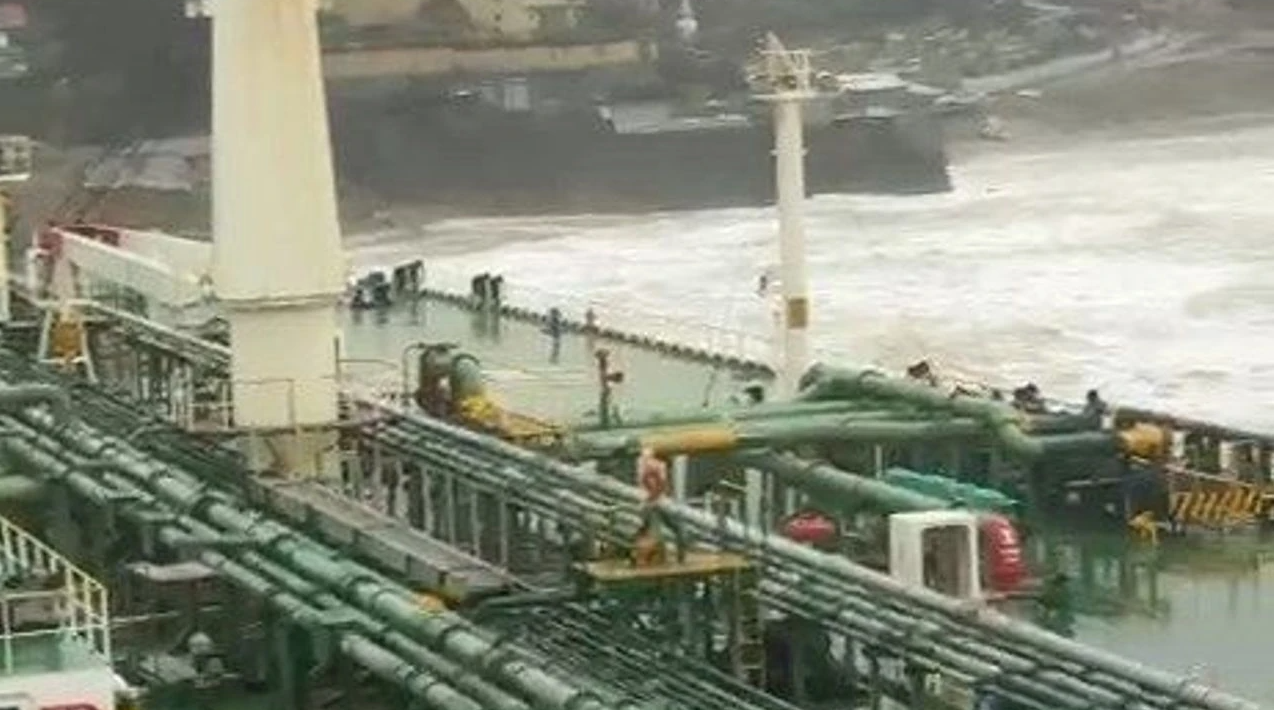 Dev fırtına 238 metre uzunluktaki petrol tankerini karaya sürükledi
